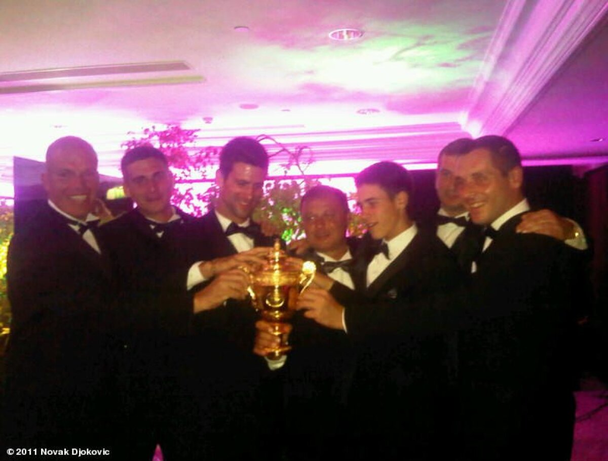 FOTO Cei mai buni la Wimbledon 2011 » Djokovic şi Kvitova au făcut schimb de trofee :)