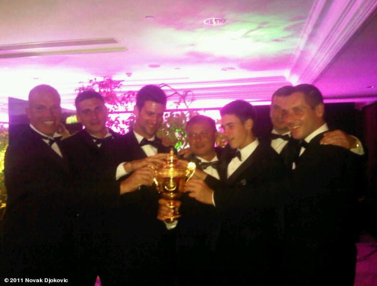 FOTO Cei mai buni la Wimbledon 2011 » Djokovic şi Kvitova au făcut schimb de trofee :)