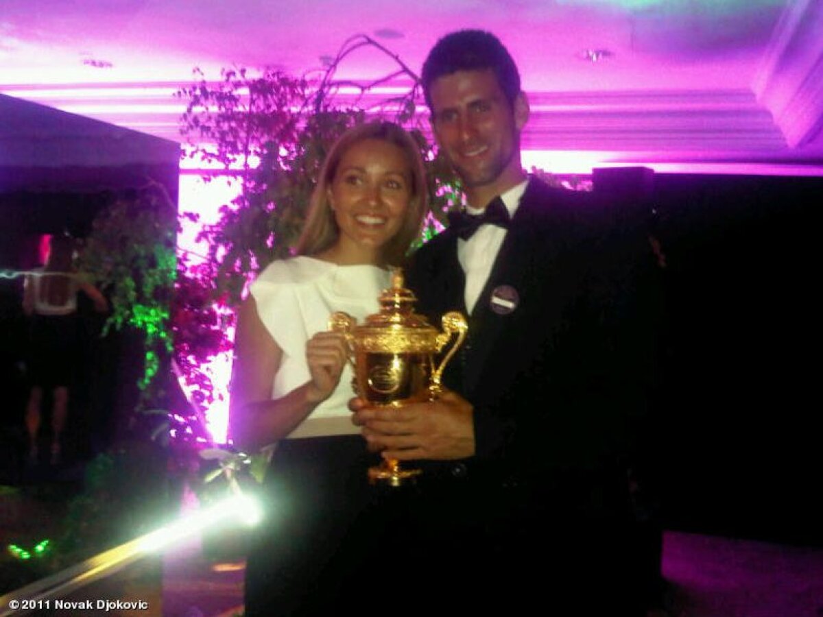 FOTO Cei mai buni la Wimbledon 2011 » Djokovic şi Kvitova au făcut schimb de trofee :)