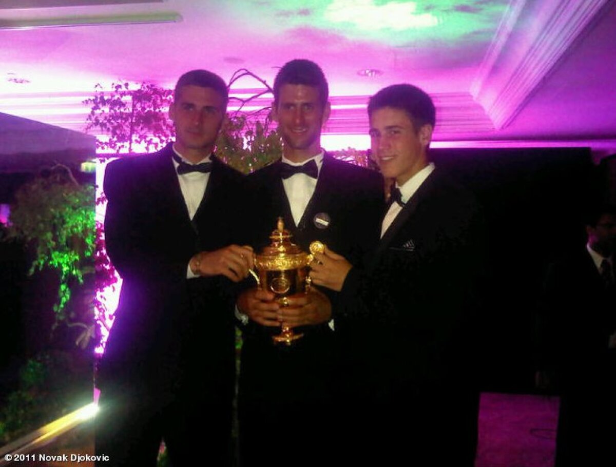 FOTO Cei mai buni la Wimbledon 2011 » Djokovic şi Kvitova au făcut schimb de trofee :)