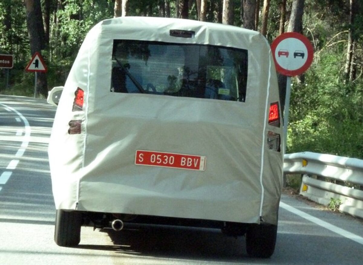 GALERIE FOTO Imagini spion ale noului model Dacia Popster