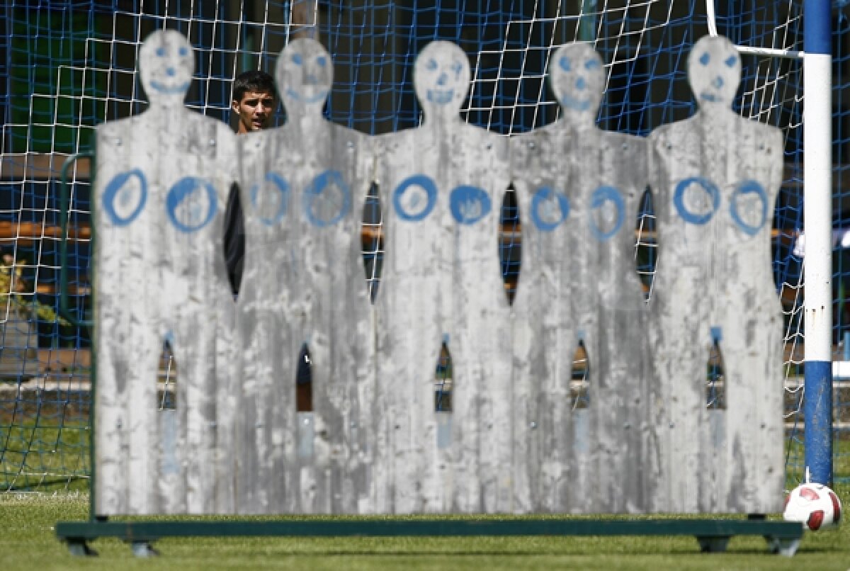 FOTO » Jucătorii Timişoarei "au luat la ţintă gagicile" la antrenamentul de azi :)