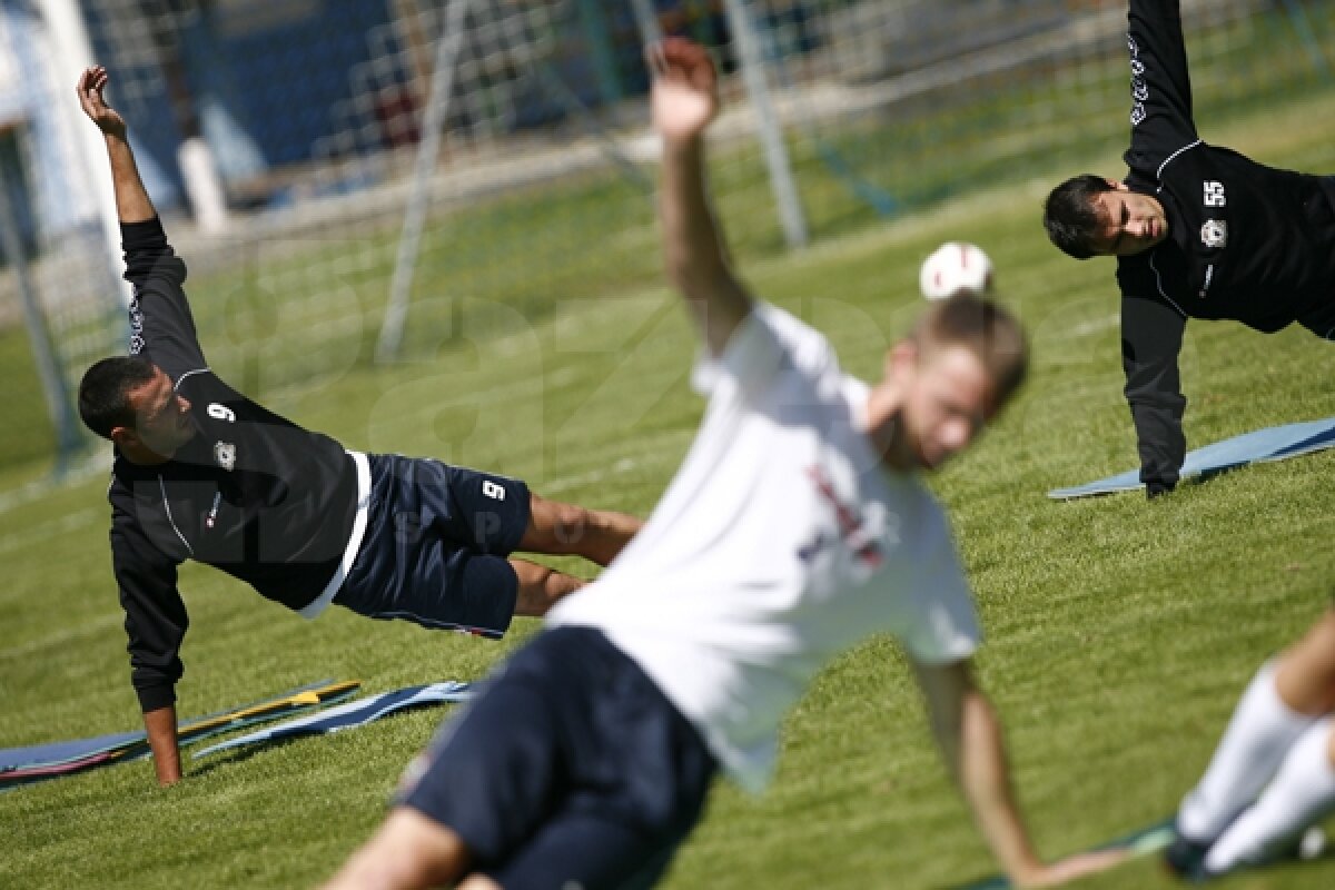FOTO » Jucătorii Timişoarei "au luat la ţintă gagicile" la antrenamentul de azi :)