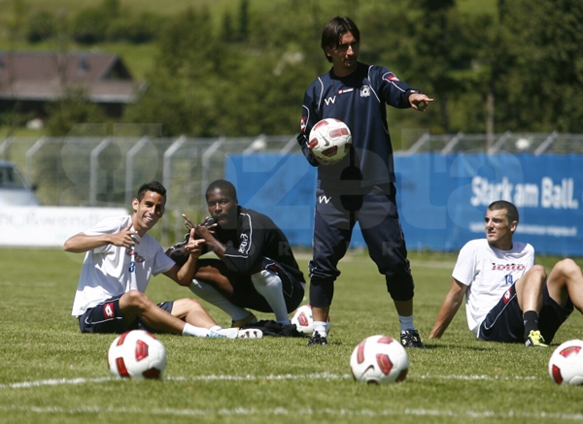 FOTO » Jucătorii Timişoarei "au luat la ţintă gagicile" la antrenamentul de azi :)