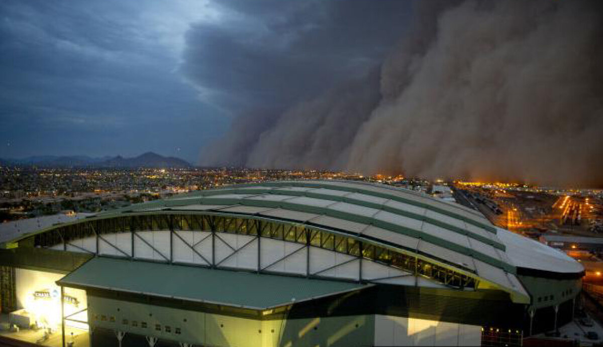 FOTO / Imagini incredibile » O furtună de nisip a invadat arena pe care se joaca All Star-Game-ul de baseball!