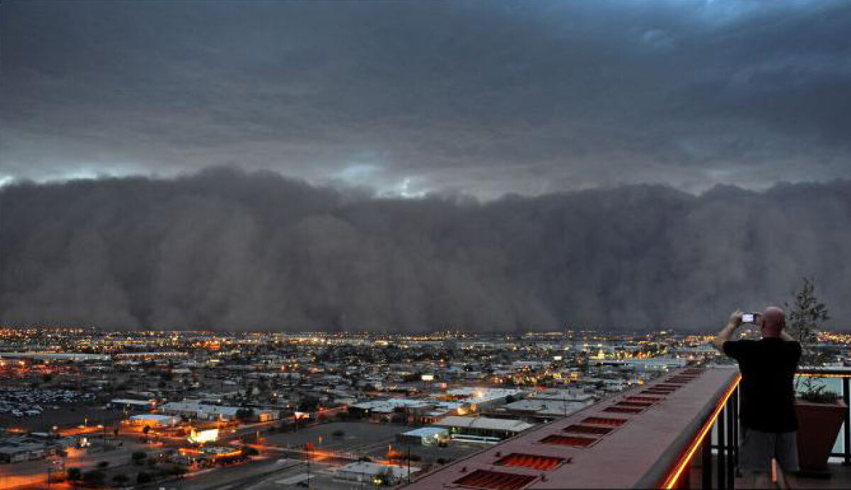 FOTO / Imagini incredibile » O furtună de nisip a invadat arena pe care se joaca All Star-Game-ul de baseball!