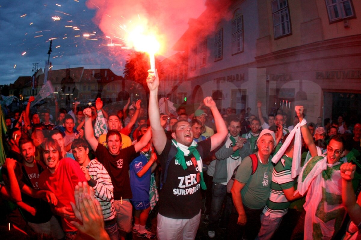 FOTO Sibienii au sărbătorit în stradă promovarea Voinţei în Liga 1