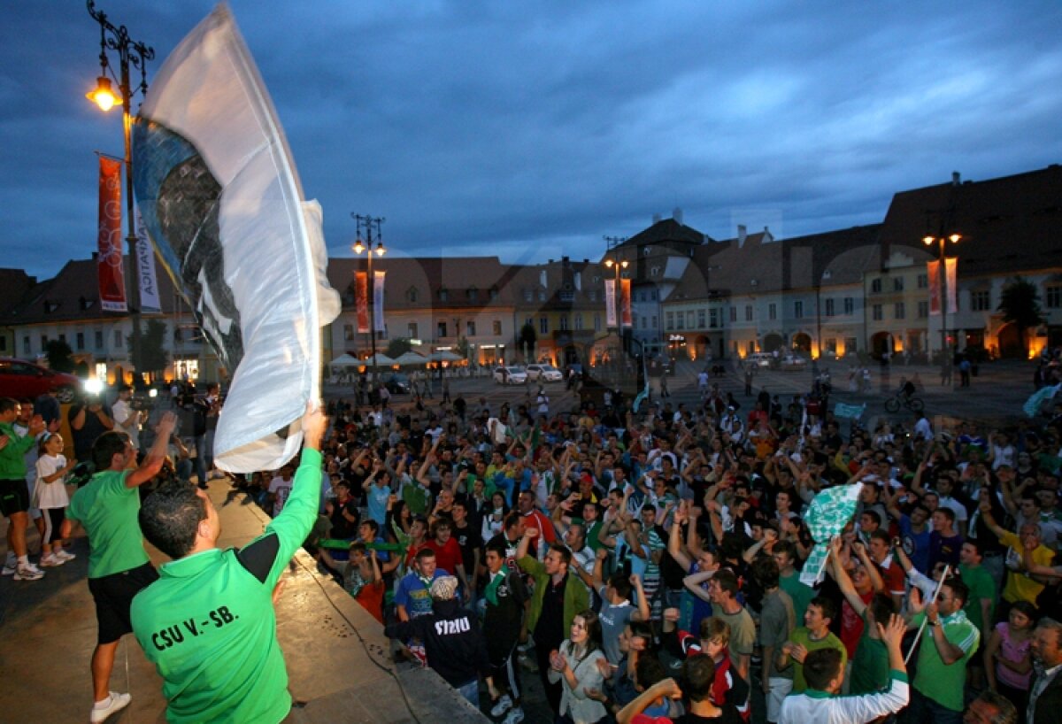 FOTO Sibienii au sărbătorit în stradă promovarea Voinţei în Liga 1