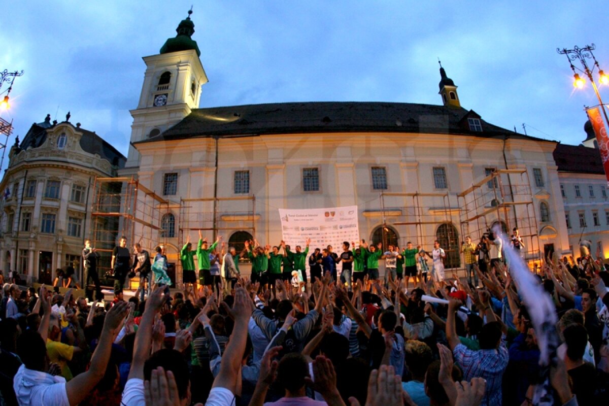 FOTO Sibienii au sărbătorit în stradă promovarea Voinţei în Liga 1