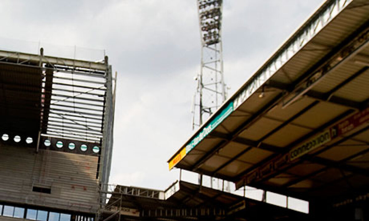 VIDEO O parte din stadionul lui Twente s-a prăbuşit! 15 persoane rănite una decedată!