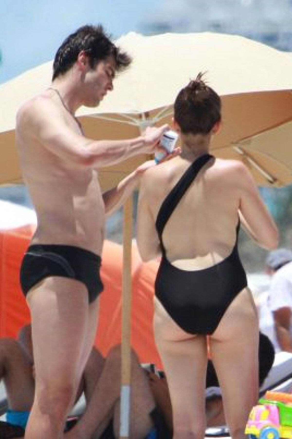 FOTO VEZI de ce este gelos Kaka pe Abbiati. Soţia portarului a făcut furori la Miami!