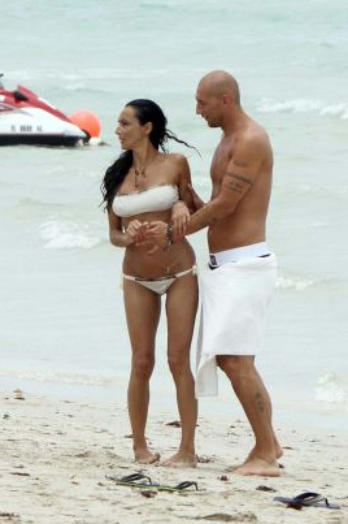 FOTO VEZI de ce este gelos Kaka pe Abbiati. Soţia portarului a făcut furori la Miami!