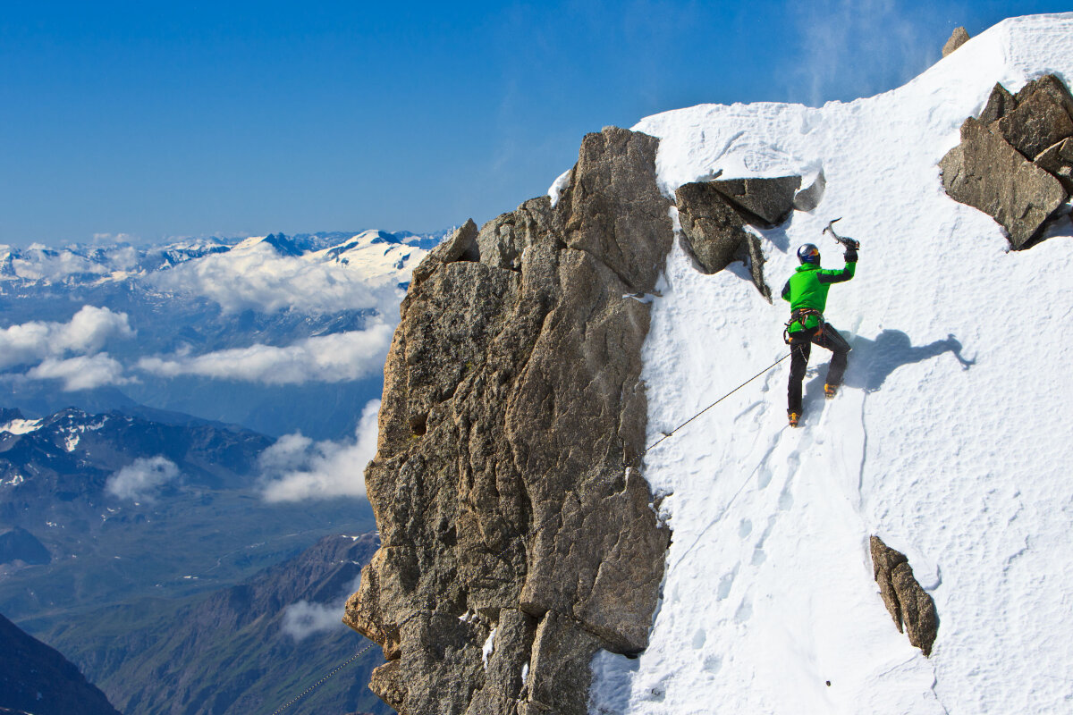 Sportivul rus Valery Rozov şi-a trecut încă un record în palmares: Base Jump de pe Mont Blanc!
