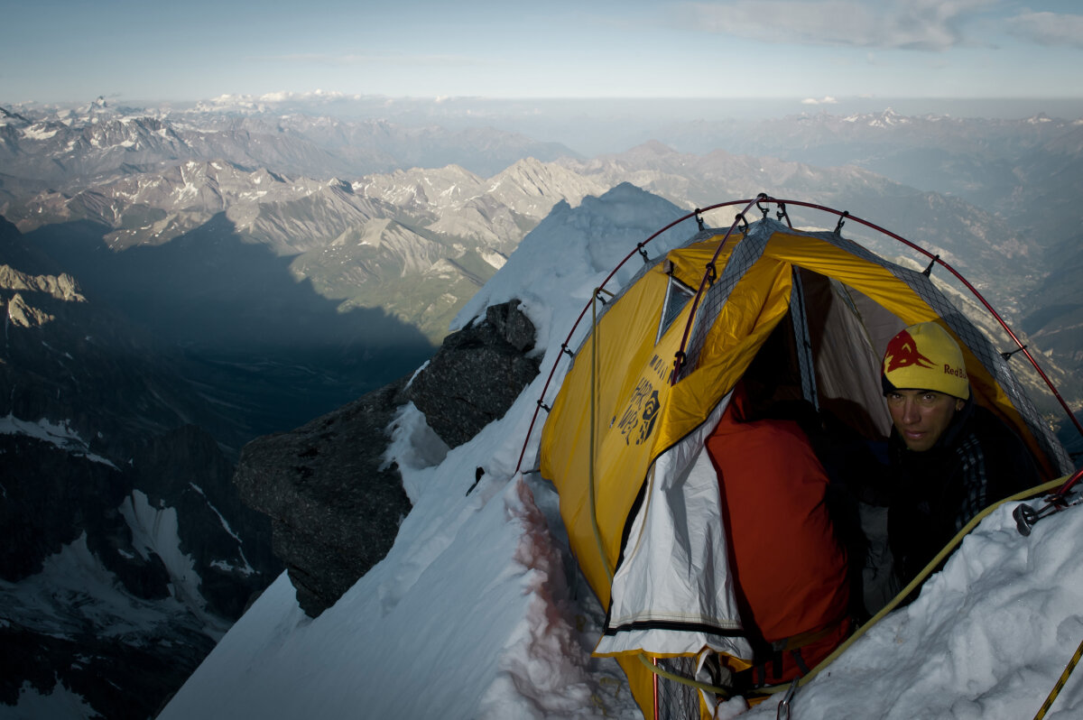 Sportivul rus Valery Rozov şi-a trecut încă un record în palmares: Base Jump de pe Mont Blanc!