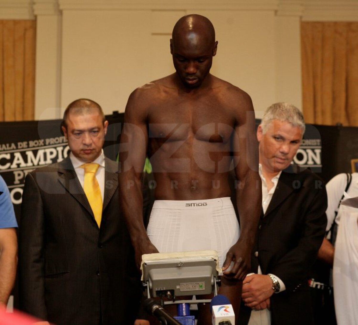 Bute şi Mendy au trecut de cîntarul oficial. Românul a avut cu 54 de grame sub limita categoriei