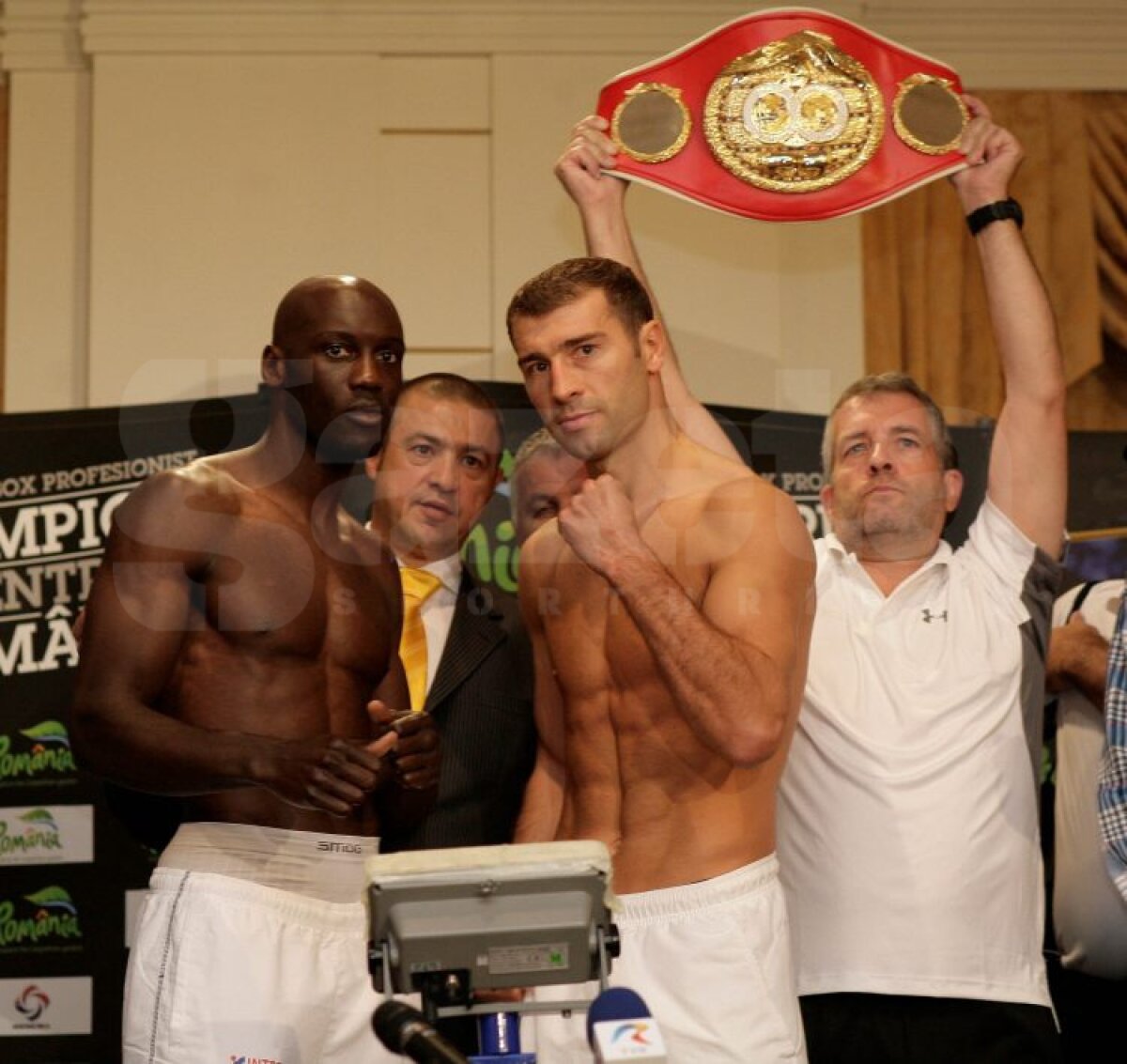 Bute şi Mendy au trecut de cîntarul oficial. Românul a avut cu 54 de grame sub limita categoriei