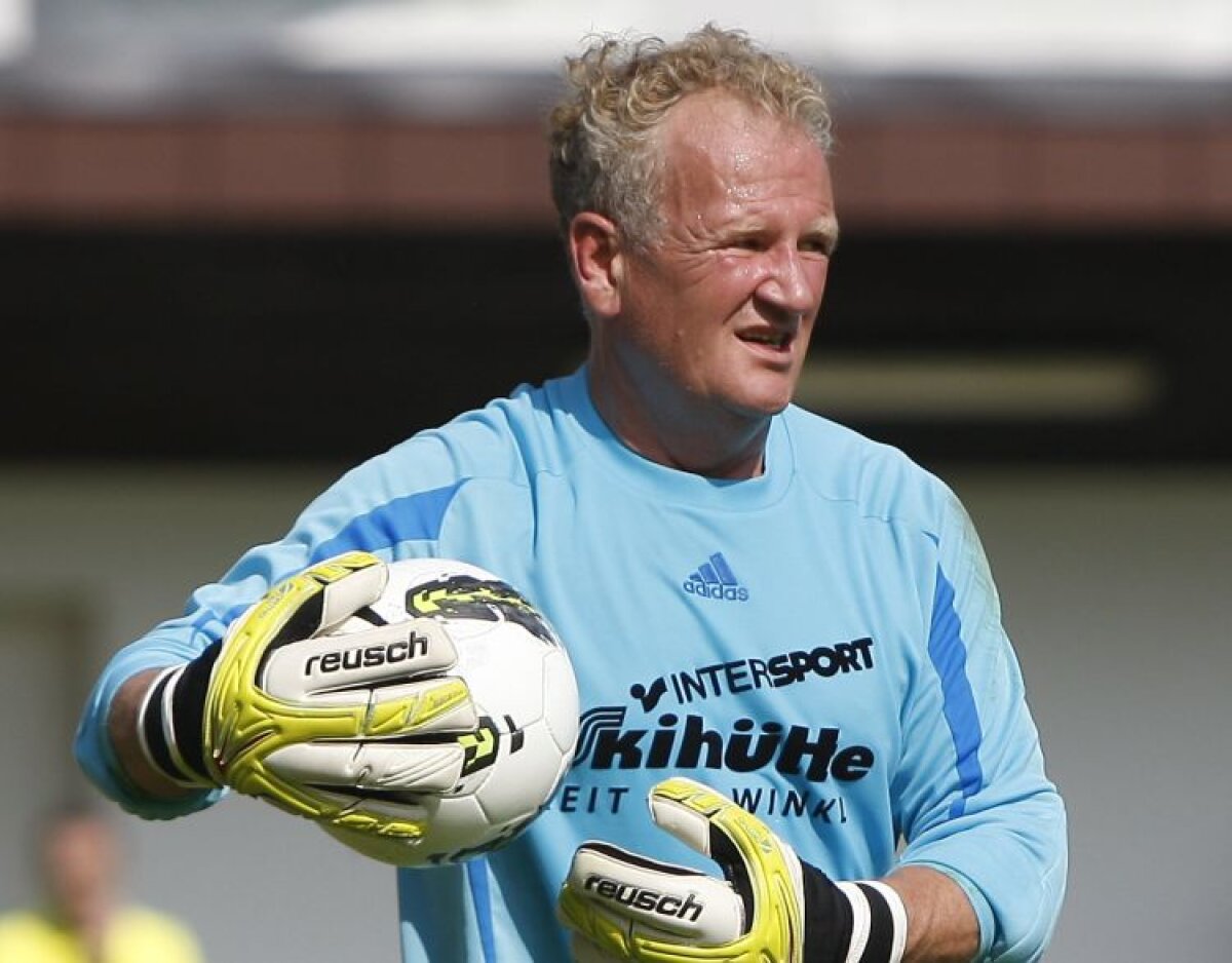 El a primit 8 goluri de la Dinamo :) Bunicul din poartă