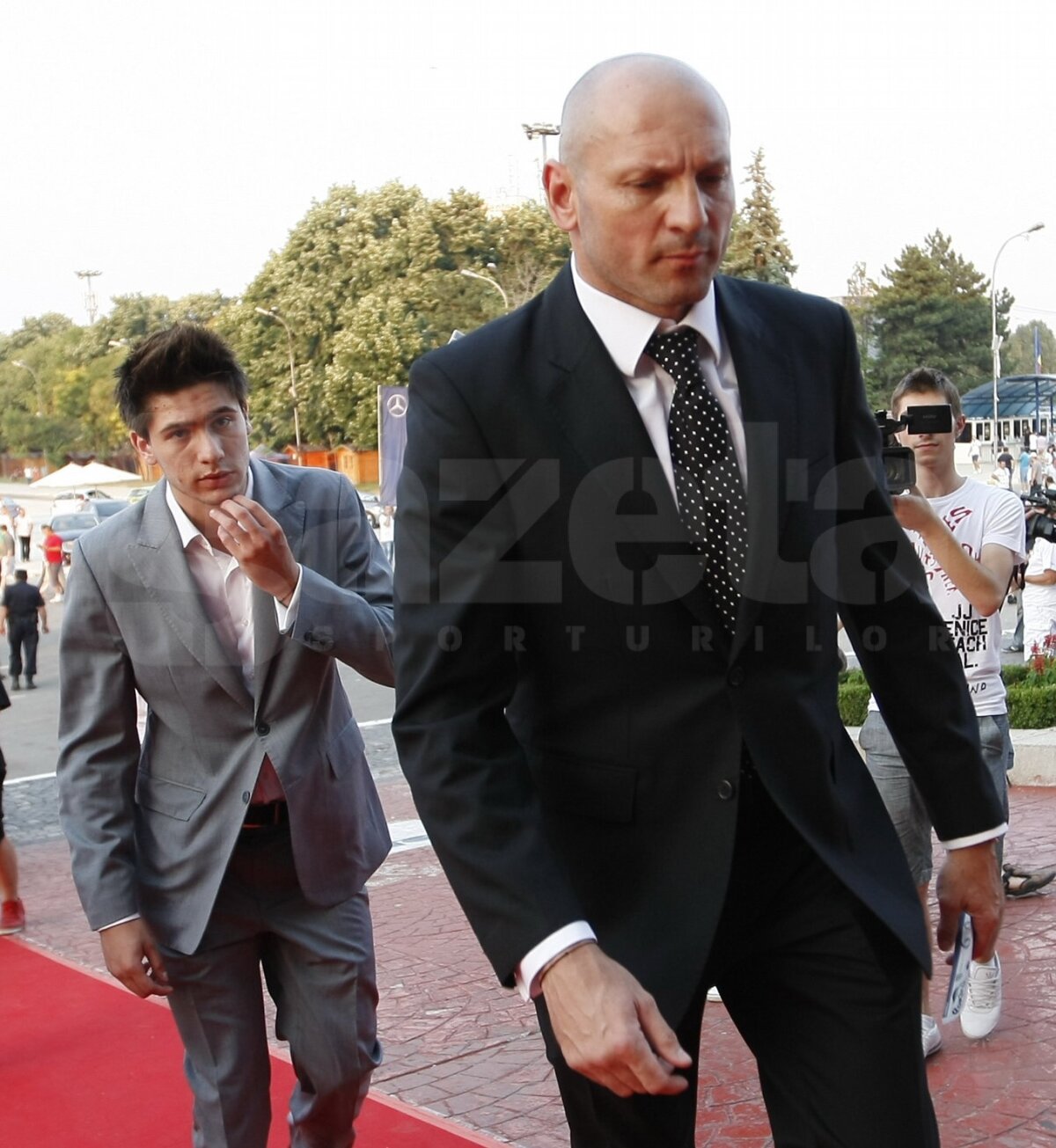 Romexpo a devenit ieri seară principalul loc de întîlnire al vedetelor » Feţele galei