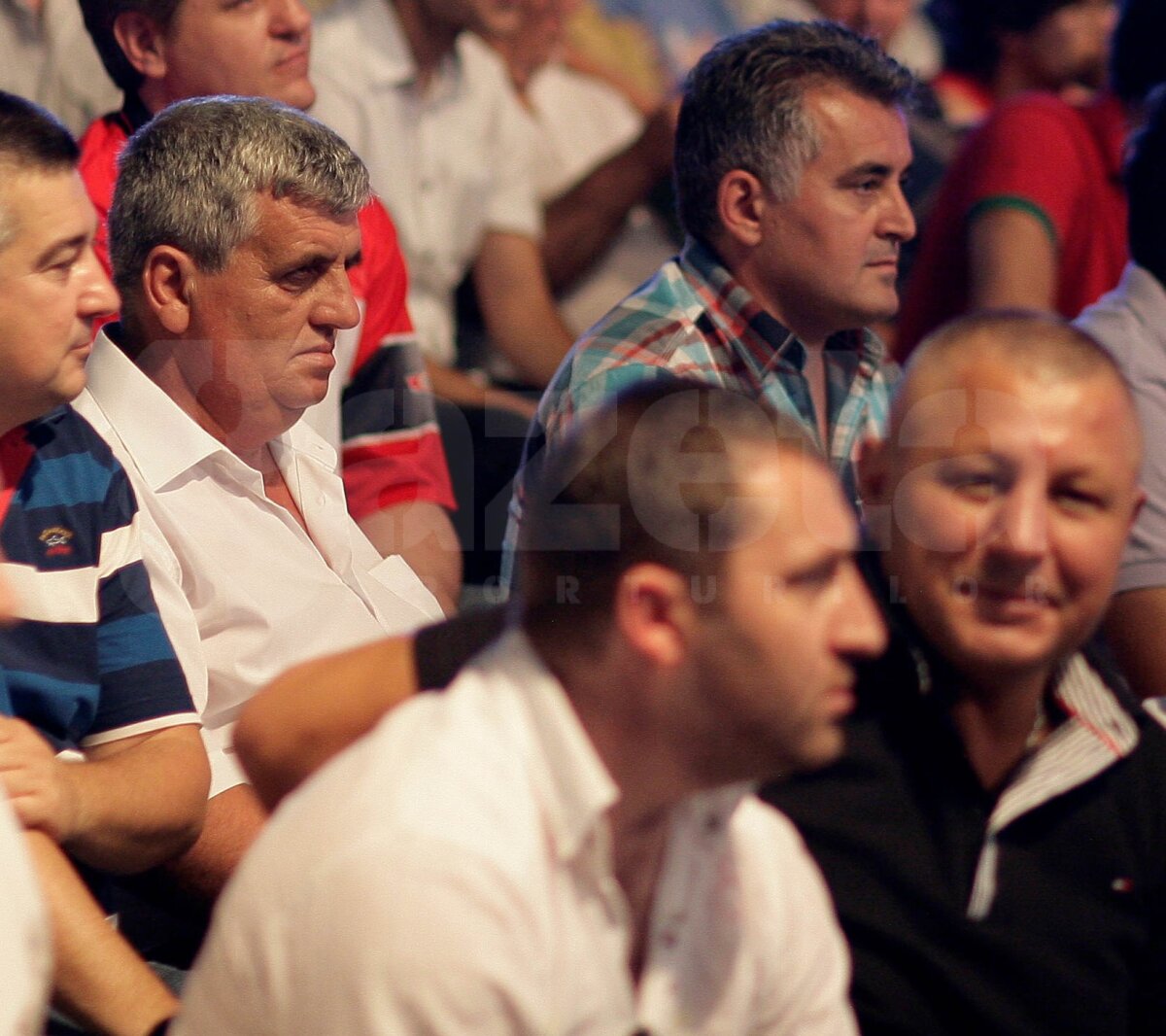 Romexpo a devenit ieri seară principalul loc de întîlnire al vedetelor » Feţele galei