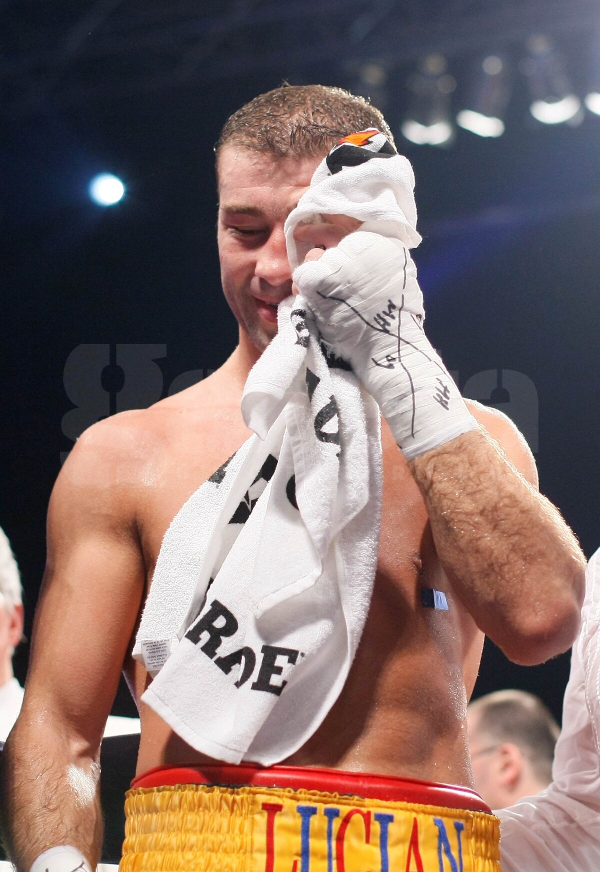 Mendy a rezistat numai 4 runde în faţa lui Bute: "Lovitură scurtă şi imprevizibilă!"