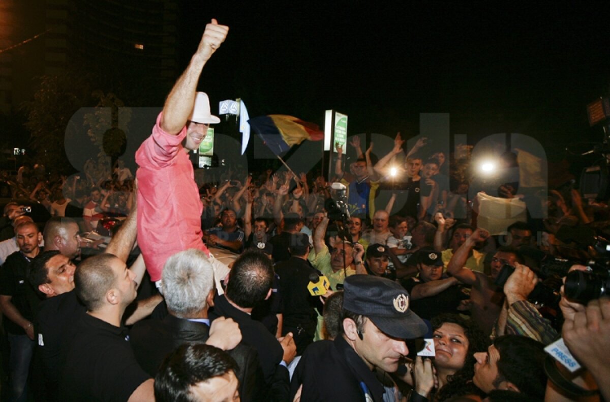 FOTO Bute a sărbătorit cu fanii în Piaţa Universităţii! La Pechea a fost sărbătoare mare!