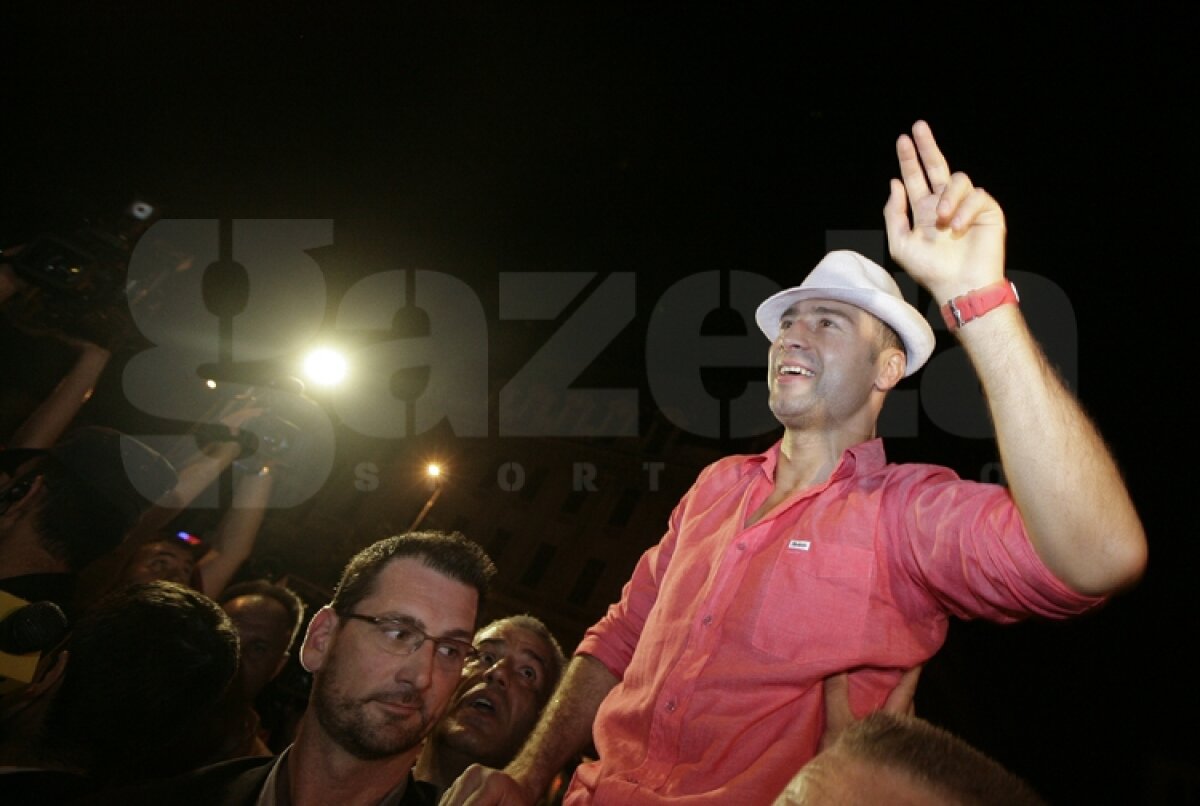 FOTO Bute a sărbătorit cu fanii în Piaţa Universităţii! La Pechea a fost sărbătoare mare!