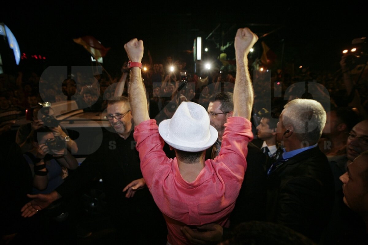 FOTO Bute a sărbătorit cu fanii în Piaţa Universităţii! La Pechea a fost sărbătoare mare!