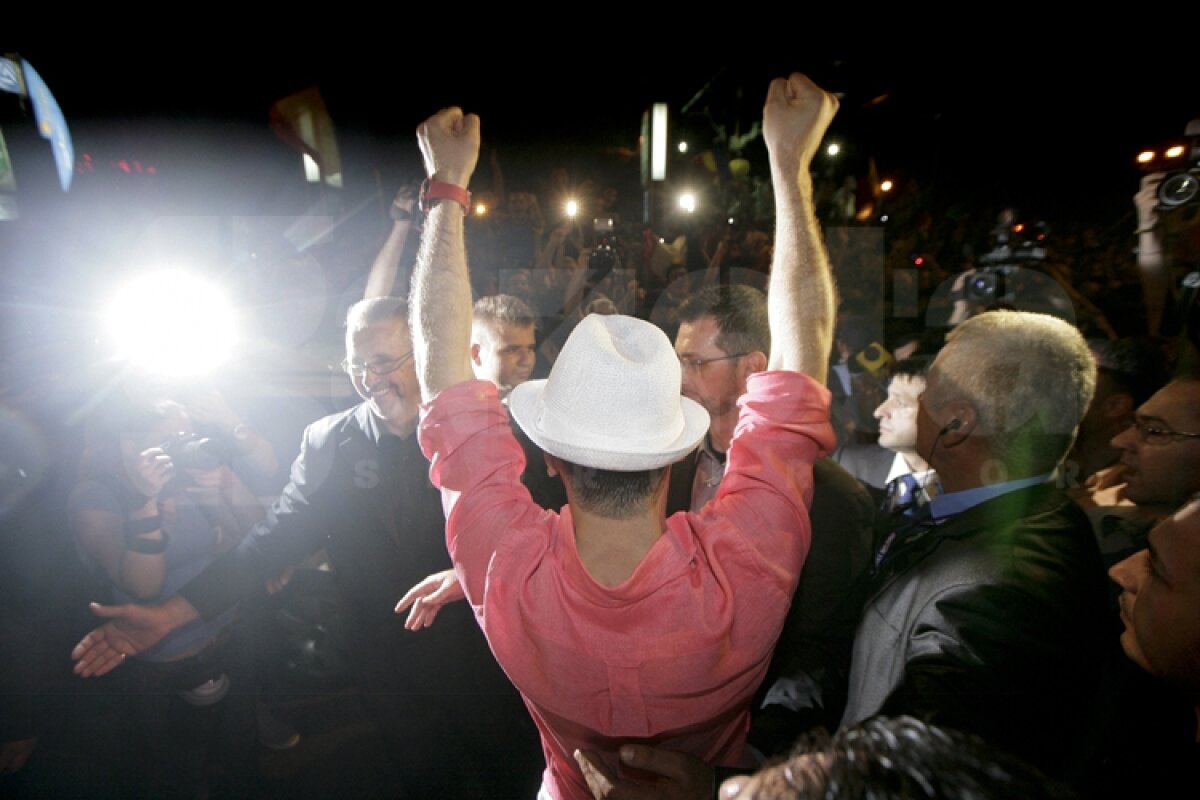 FOTO Bute a sărbătorit cu fanii în Piaţa Universităţii! La Pechea a fost sărbătoare mare!