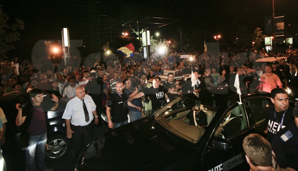 FOTO Bute a sărbătorit cu fanii în Piaţa Universităţii! La Pechea a fost sărbătoare mare!