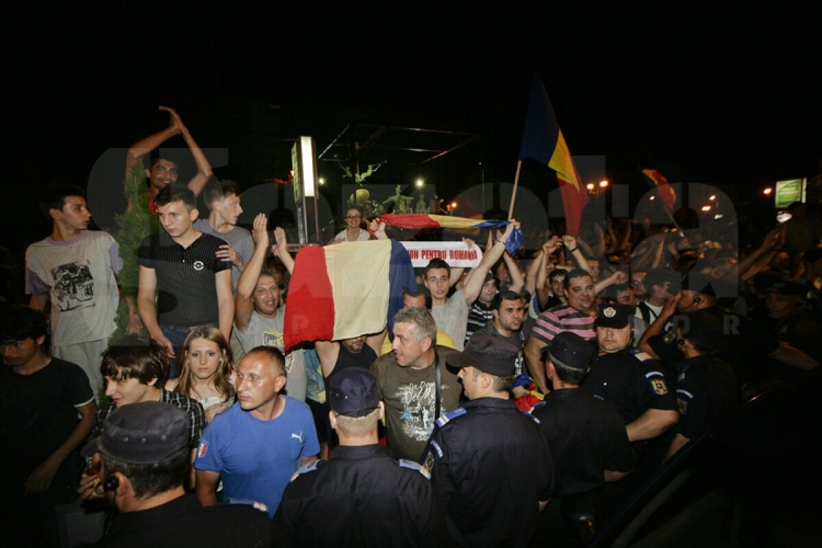 FOTO Bute a sărbătorit cu fanii în Piaţa Universităţii! La Pechea a fost sărbătoare mare!