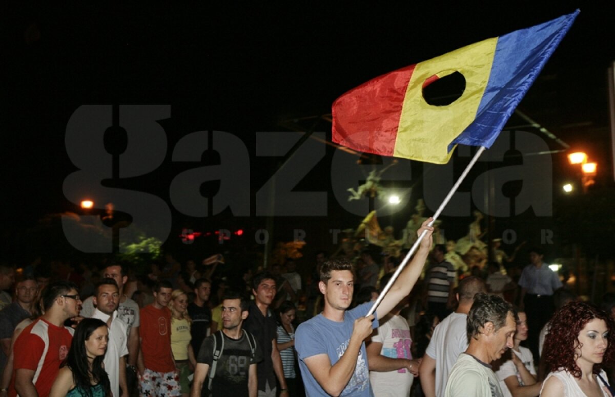 FOTO Bute a sărbătorit cu fanii în Piaţa Universităţii! La Pechea a fost sărbătoare mare!