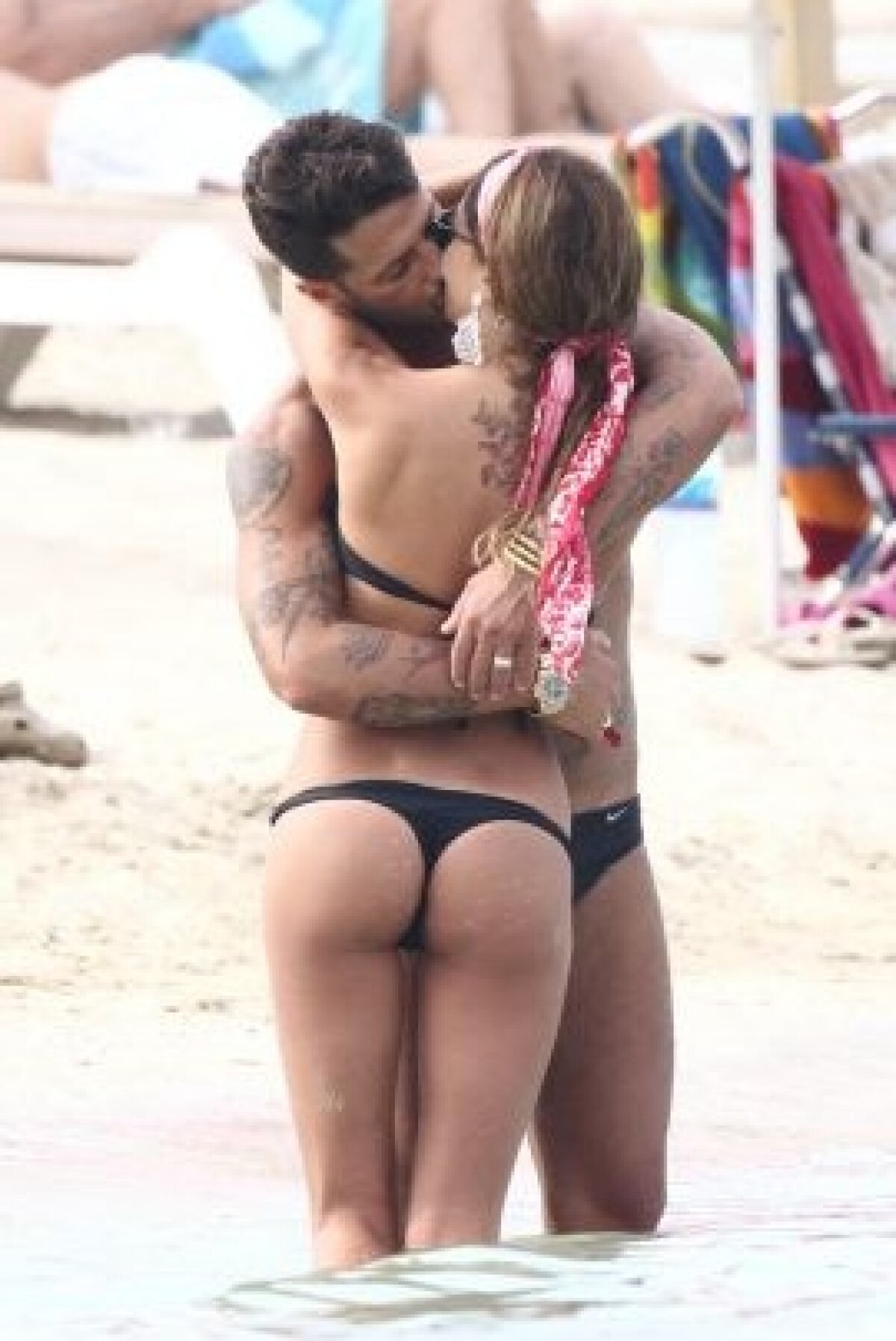 Belen Rodriguez face senzaţie pe plajă, alături de Fabrizio Corona