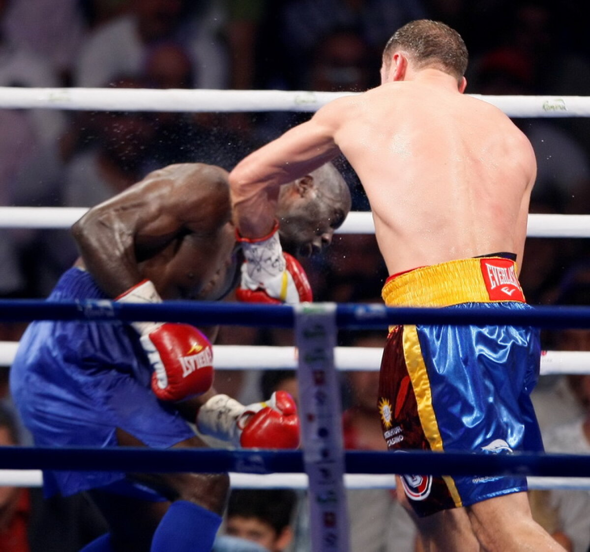 Fluierăturile adresate Elenei Udrea au fost peste KO-ul lui Lucian Bute! La ce se mai uită românii?