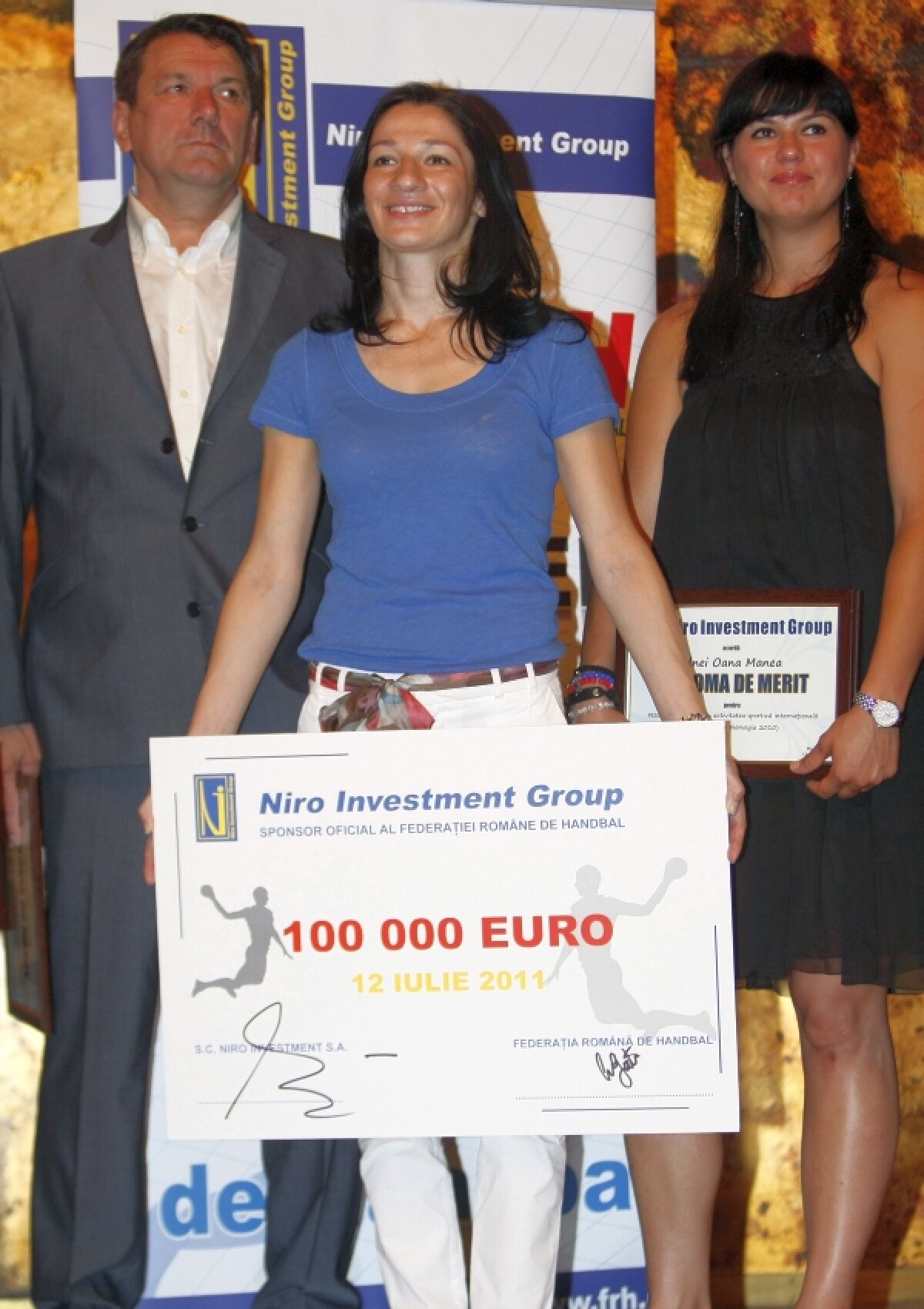 Handbalistele au primit 100.000€ pentru locul 3 la Euro 2010 » Radu Voina împarte banii