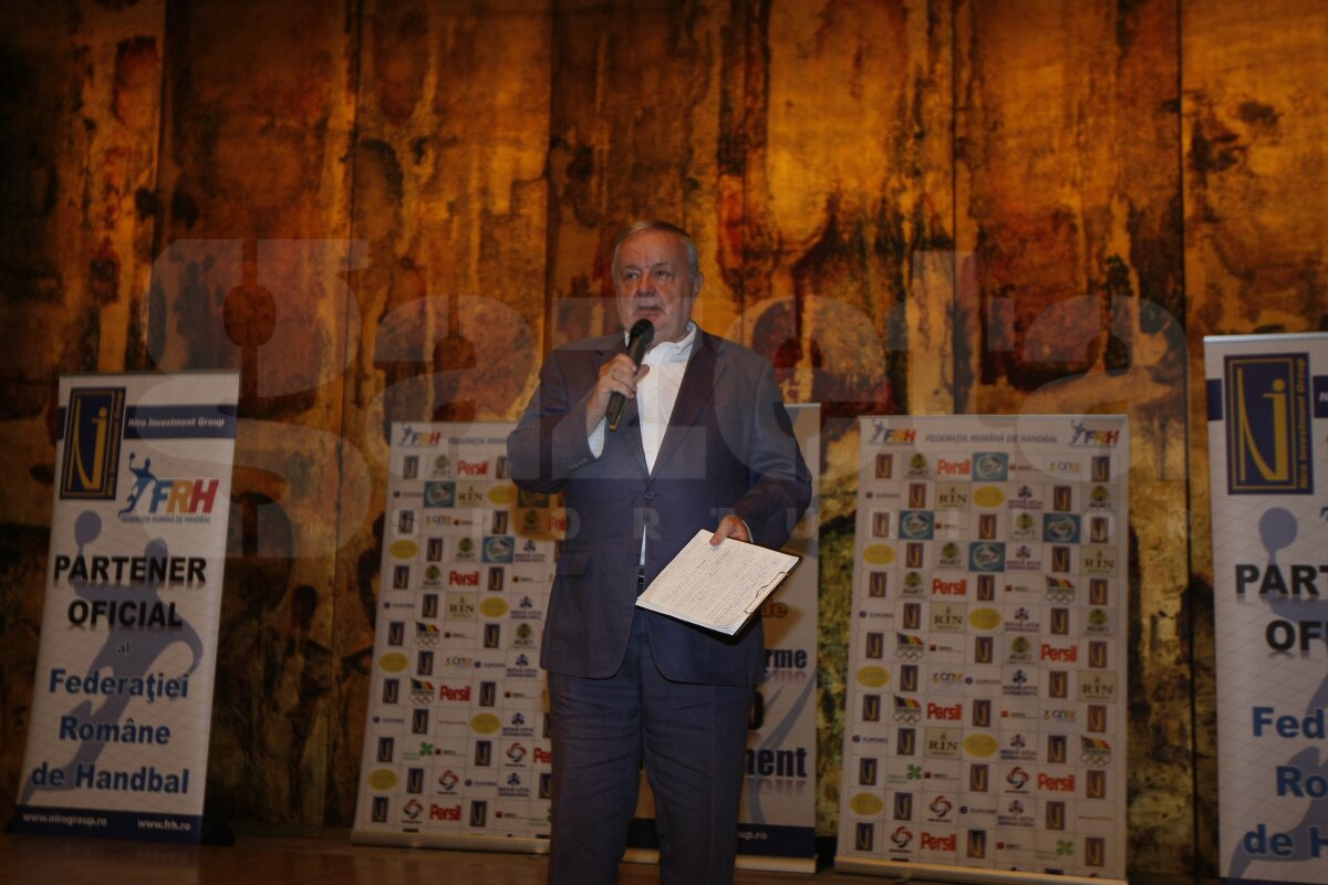 Handbalistele au primit 100.000€ pentru locul 3 la Euro 2010 » Radu Voina împarte banii