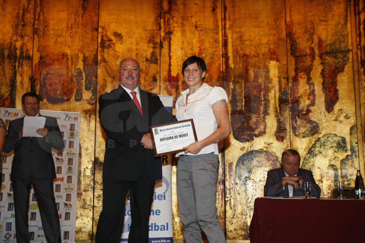 Handbalistele au primit 100.000€ pentru locul 3 la Euro 2010 » Radu Voina împarte banii