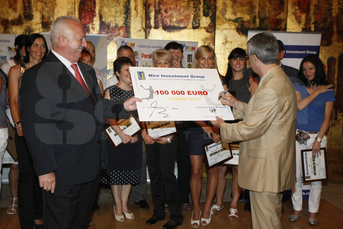 Handbalistele au primit 100.000€ pentru locul 3 la Euro 2010 » Radu Voina împarte banii