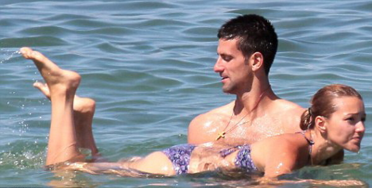 Djokovici nu e "as" doar la tenis;)  Îşi învaţă iubita să înoate la St Tropez