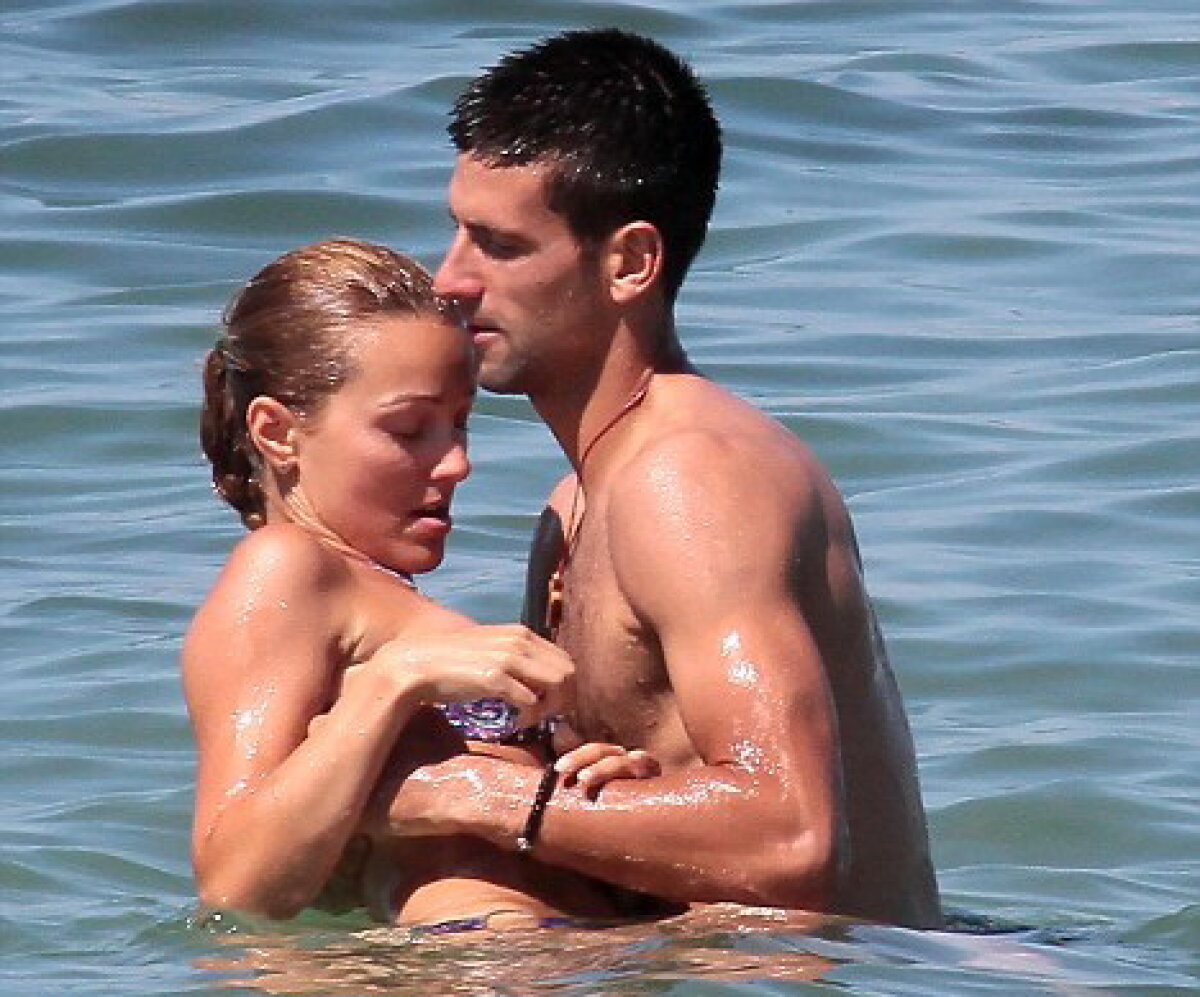 Djokovici nu e "as" doar la tenis;)  Îşi învaţă iubita să înoate la St Tropez