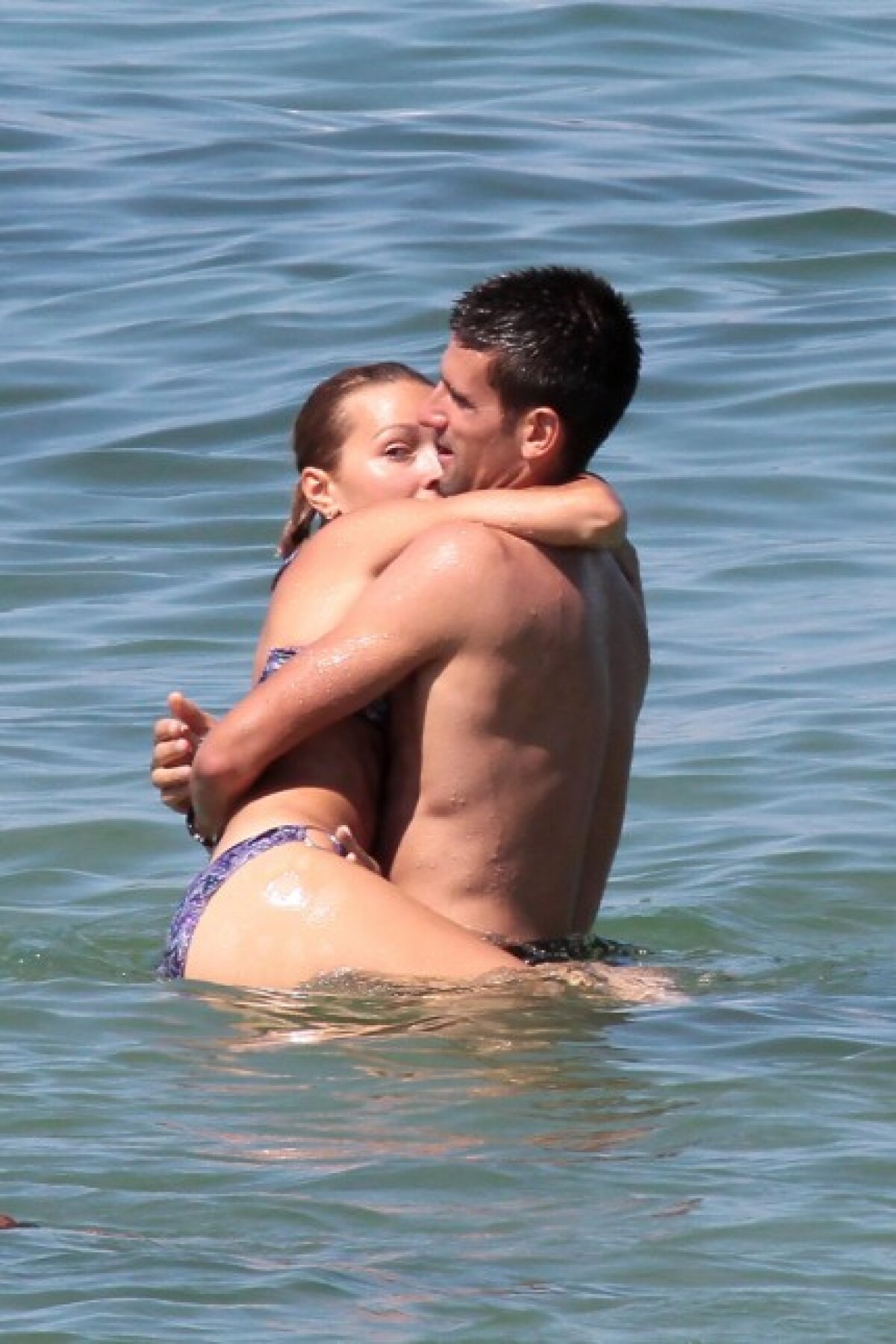 Djokovici nu e "as" doar la tenis;)  Îşi învaţă iubita să înoate la St Tropez