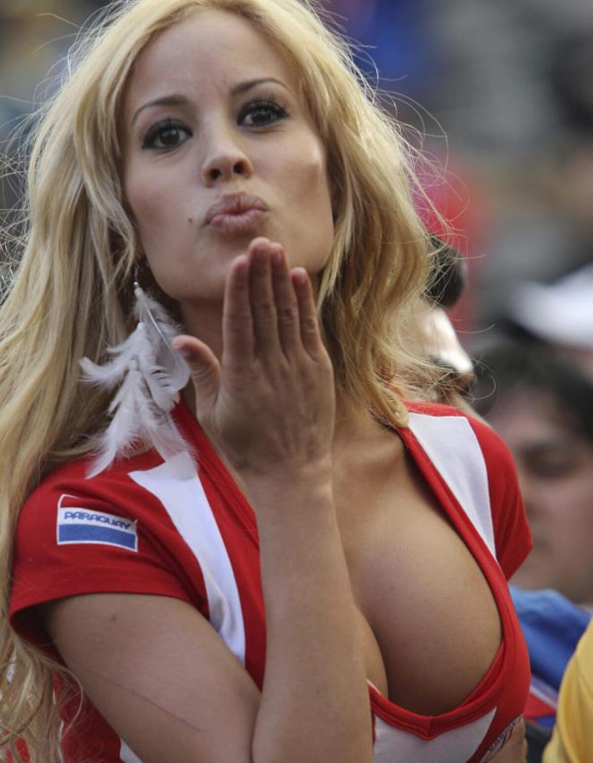 GALERIE FOTO » Blondă sau brunetă? Larissa şi Patty sînt cele mai sexy fane de la Copa America!