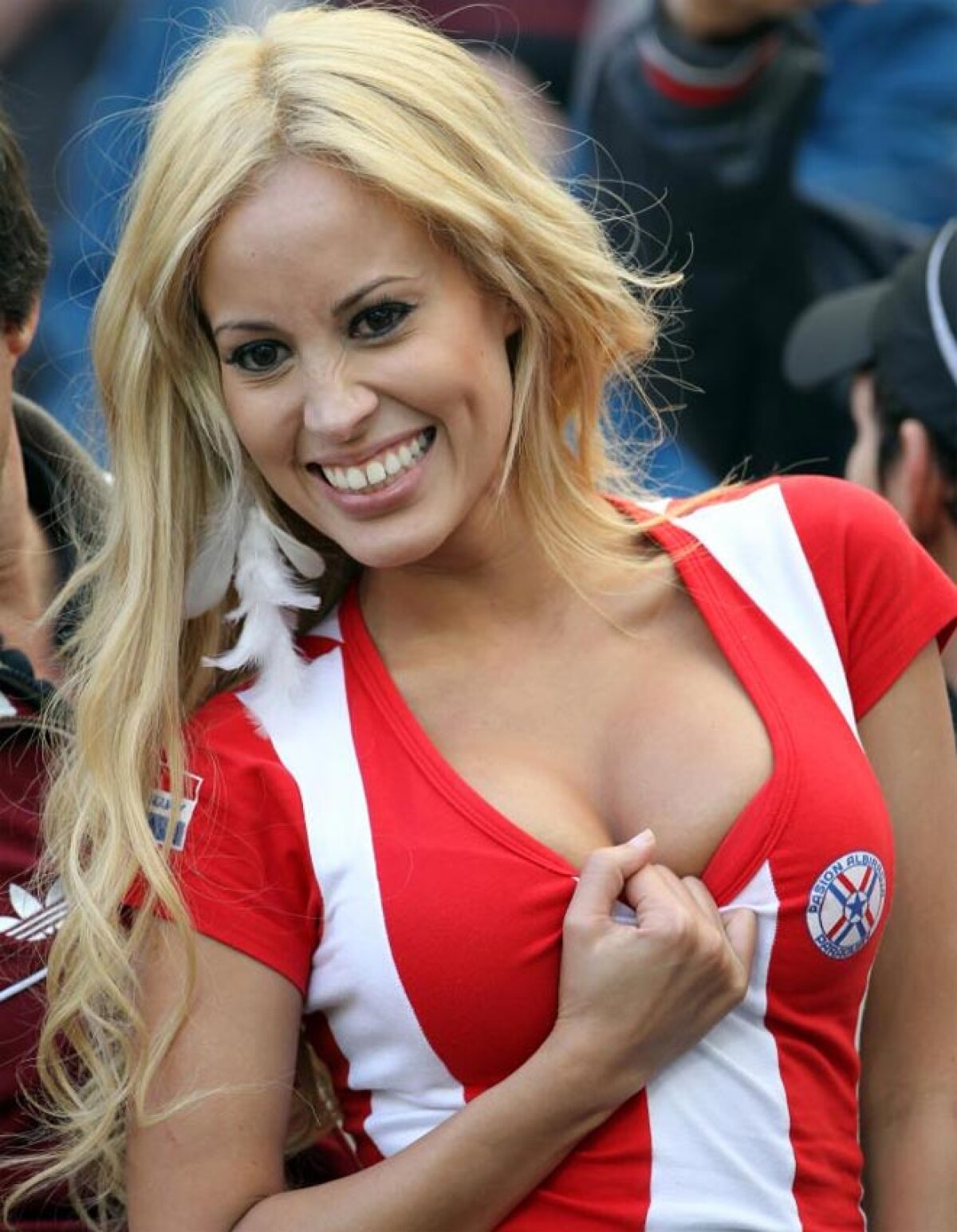 GALERIE FOTO » Blondă sau brunetă? Larissa şi Patty sînt cele mai sexy fane de la Copa America!