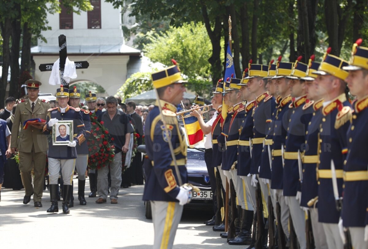 Familia i-a îndeplinit ultima dorinţă lui Ştefan Sameş » Coroana din partea oficialilor Stelei a rămas la poarta cimitirului