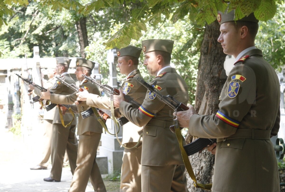 Familia i-a îndeplinit ultima dorinţă lui Ştefan Sameş » Coroana din partea oficialilor Stelei a rămas la poarta cimitirului