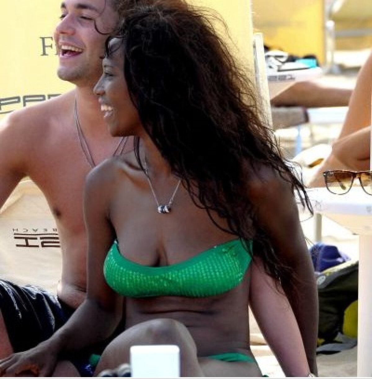 FOTO Sora lui Balotelli face furori pe plajă, în Italia
