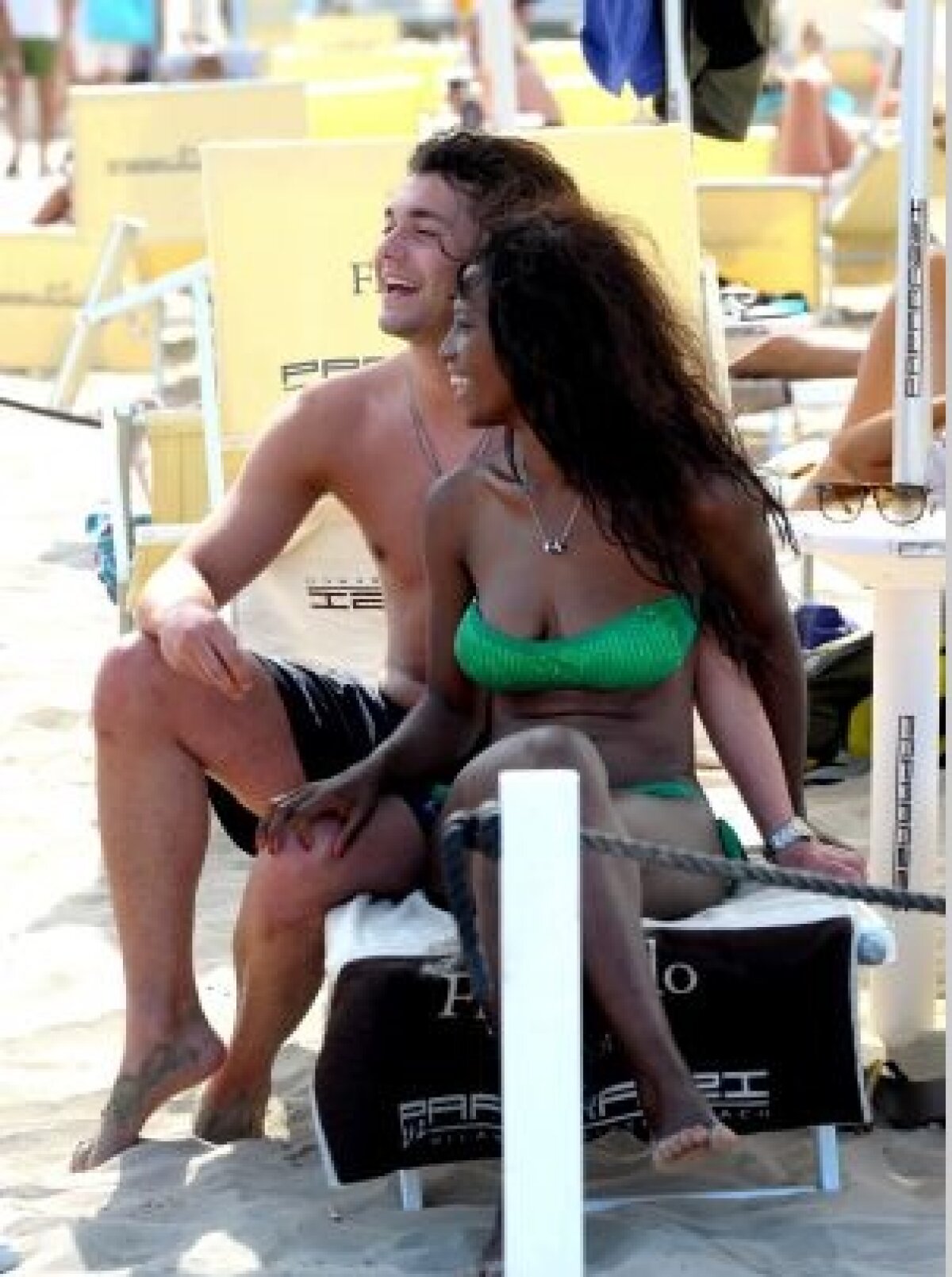 FOTO Sora lui Balotelli face furori pe plajă, în Italia