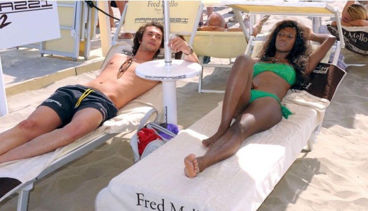 FOTO Sora lui Balotelli face furori pe plajă, în Italia