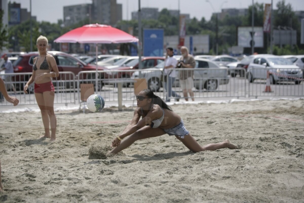 FOTO » Cele mai sexy vedete autohtone au încins nisipul de la Plaza România