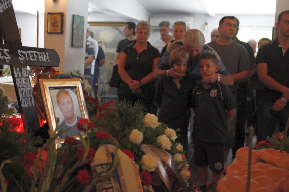 Oameni din lumea fotbalului şi foşti elevi au fost la înmormîntarea lui Sameş: "Adio, domn' profesor!"