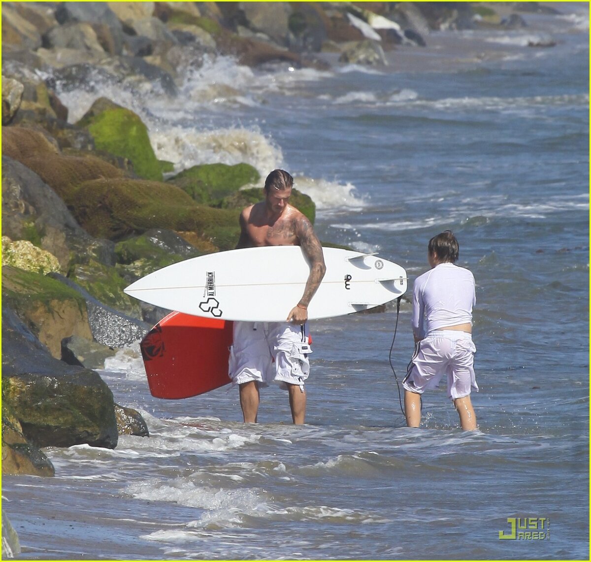 FOTO David Beckham nu-şi neglijează pasiunile. Face surfing toată ziua!